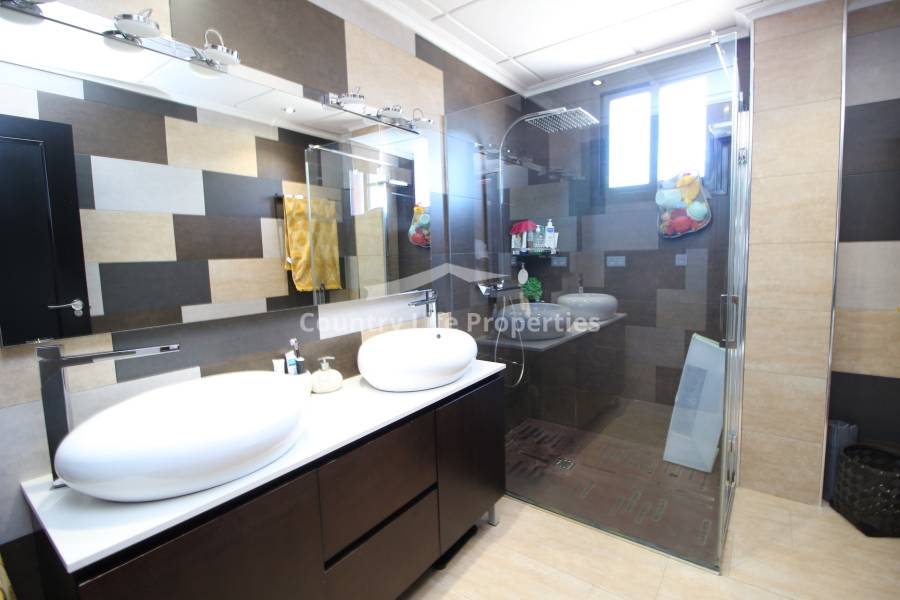 Resale - Townhouse - Dolores - Nuevo Sector 