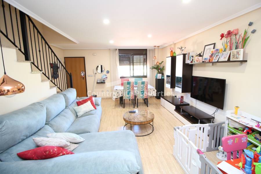 Resale - Townhouse - Dolores - Nuevo Sector 